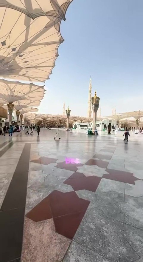 Les parasols et les minarets du Masjid Nabawi à Médine