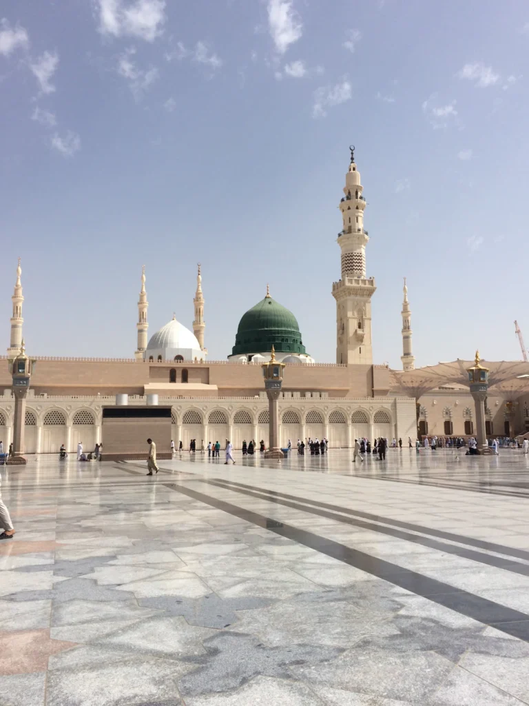 Le dôme vert et les minarets du Masjid Nabawi à Médine
